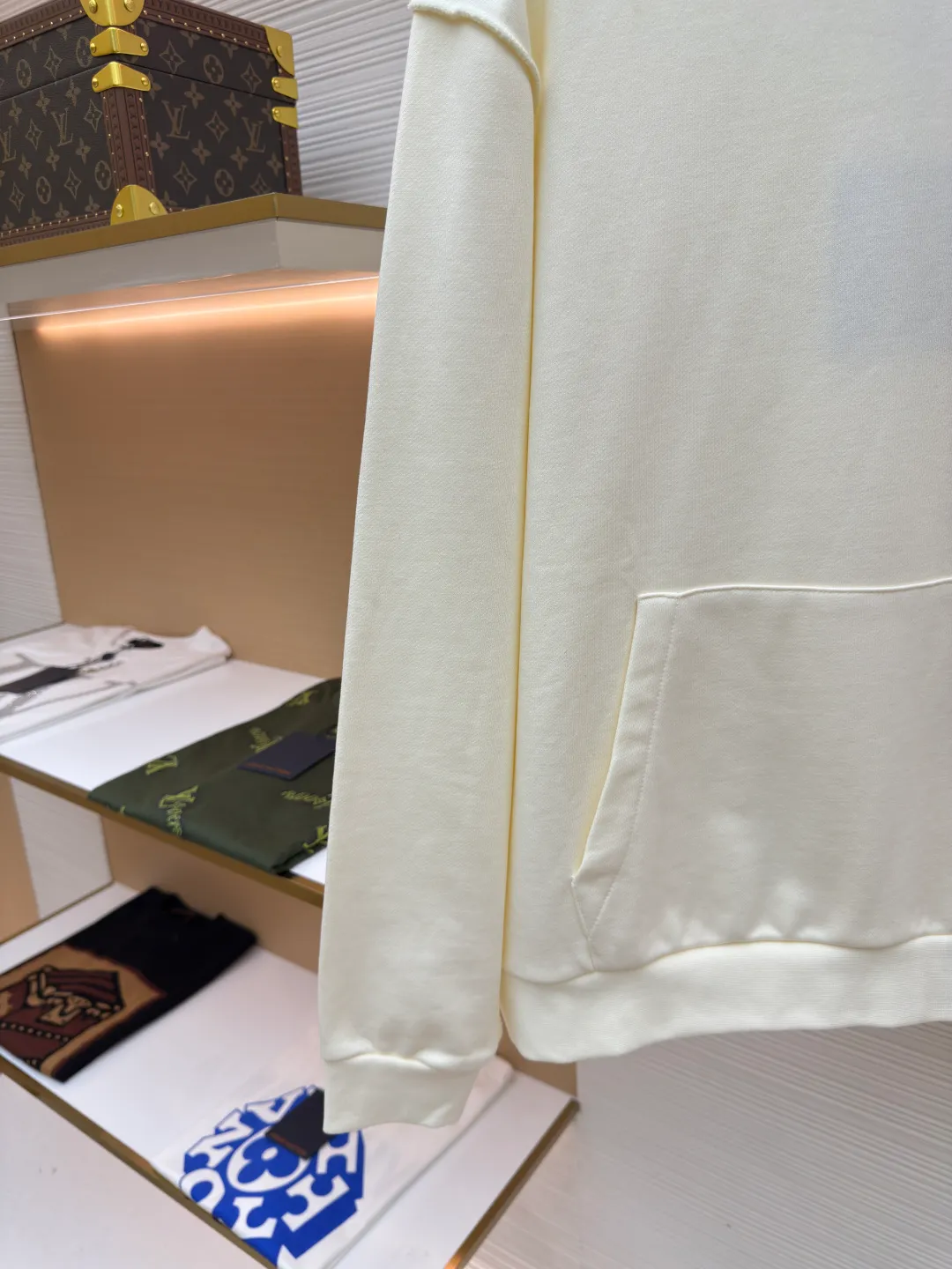 LOUIS VUITTON solid color pullover hoodie long-sleeved sweatshirt ●Authentic product: purchased and developed by 7899 ●Item number: 1680507-A60 ●Fabric: fleece sweatshirt fabric ●Technology: spliced ​​and recycled ●Version: fitted version ●Weight: about 630 grams ●Size: S-M-L-XL ●Description: Trendy brand double-strand 360g fleece sweatshirt material. 2*2 trendy brand thread 400g, machine-made hardware, splicing and return, fabric fermentation washing, customized 1:1 hardware, customized 1:1 trademark. The overall wiring is straight and delicate, the fabric is comfortable and soft, and the color is consistent without color difference. It can be matched with the same style to create a fashionable look and control various occasions. Customized accessories, complete with three standards, same style for men and women!
